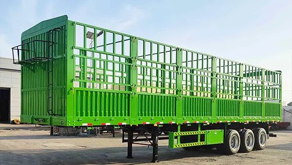 အလင်းဖြောင့်-axle grid semi-trailer သည် အစိမ်းရောင်အစုလိုက် သယ်ယူပို့ဆောင်ရေးကို လုပ်ဆောင်ပေးသည်။